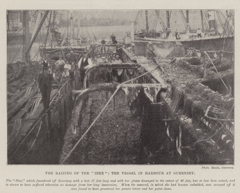 Das Heben des Ibex, das Schiff im Hafen von Guernsey von English Photographer