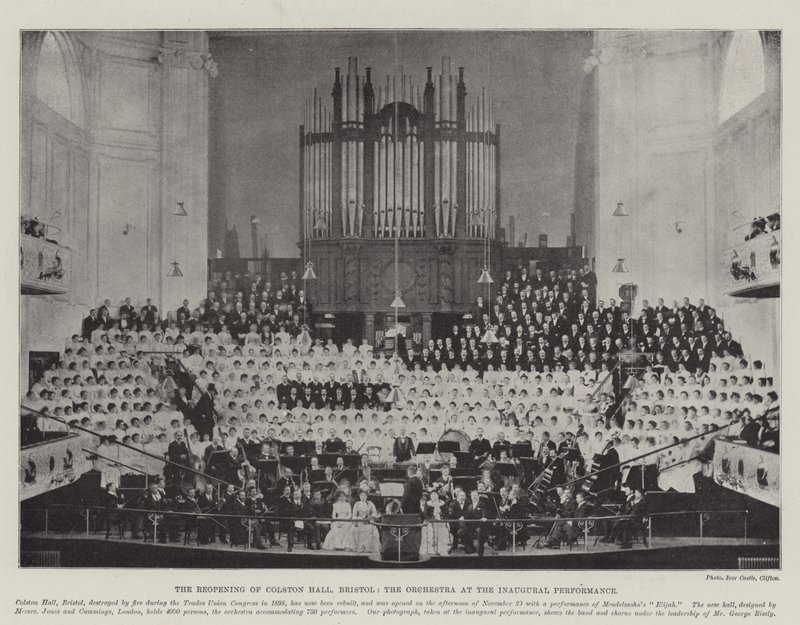 Die Wiedereröffnung der Colston Hall, Bristol, das Orchester bei der Eröffnungsaufführung von English Photographer