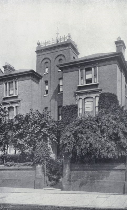 Die Residenz von Theodore Watts-Dunton und Algernon C. Swinburne, The Pines, Putney (s/w Foto) von English Photographer