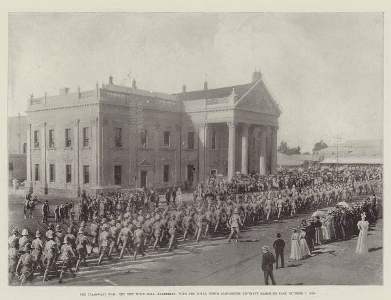 Der Transvaal-Krieg, das neue Rathaus von Kimberley, mit dem Loyal North Lancashire Regiment, das vorbeimarschiert, 7. Oktober 1899 von English Photographer