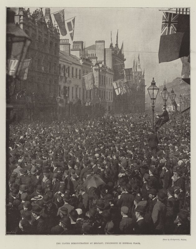 Die Ulster-Demonstration in Belfast, Prozession in Donegal Place von English Photographer