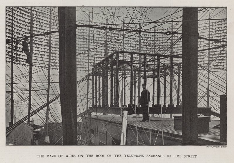 Das Drahtgewirr auf dem Dach der Telefonzentrale in der Lime Street von English Photographer