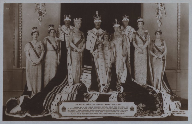 Die königliche Familie in ihren Krönungsroben (s/w Foto) von English Photographer
