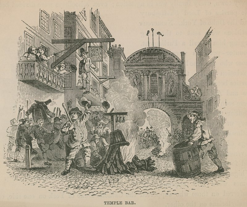 Eine Menschenmenge entzündet ein Lagerfeuer vor Temple Bar von English School