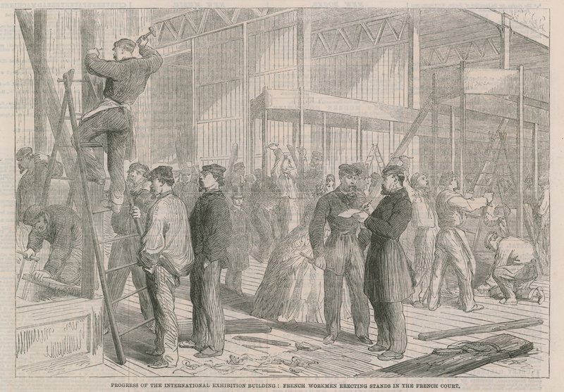 Fortschritt am Internationalen Ausstellungsgebäude; Französische Arbeiter errichten Stände im Französischen Hof von English School