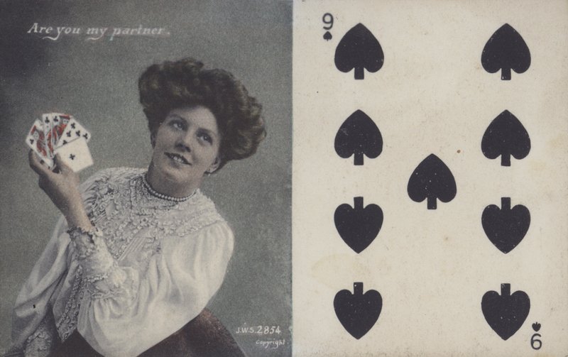 Frau mit Spielkarten und der Neun der Pik von English School