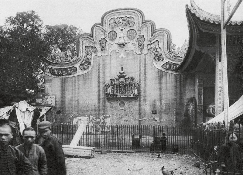 Kuangchou, Kuangtung, Tempel des Medizin-Gottes, Giebel zur Straße blickend von Ernst Boerschmann