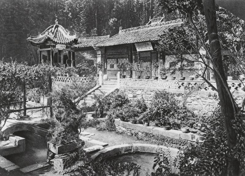Miao tai tze, Shensi, Klostergarten von Ernst Boerschmann