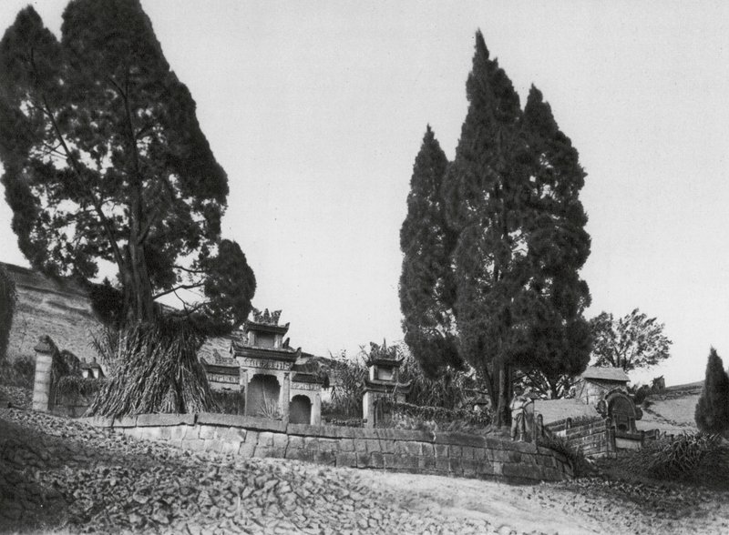 Wanhien, Kiao ting shan, Szechuan, Grab am Hang des Kiao ting Hügels bei Wanhien von Ernst Boerschmann