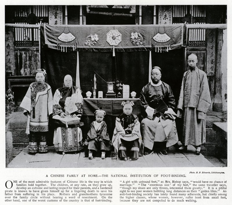 Eine chinesische Familie zu Hause, die nationale Institution des Fußbindens von European Photographer