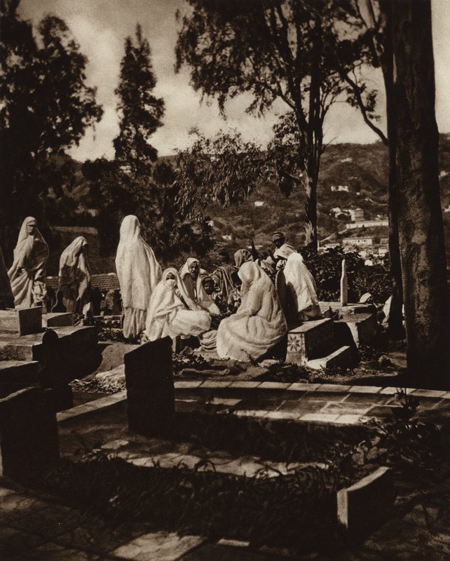 Algier, Arabische Frauen auf einem Friedhof von European Photographer