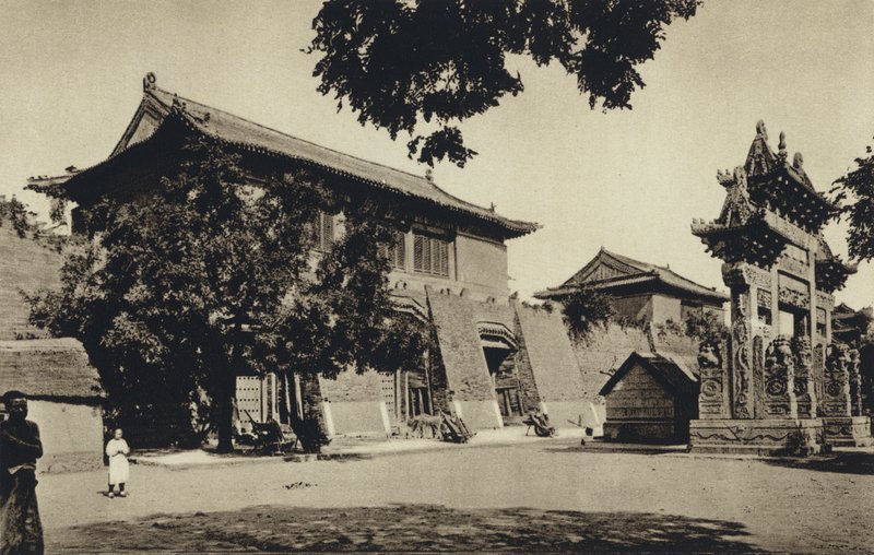 China, Tempel-Eingang in der Nähe des heiligen Berges Taischan, Shantung von European Photographer