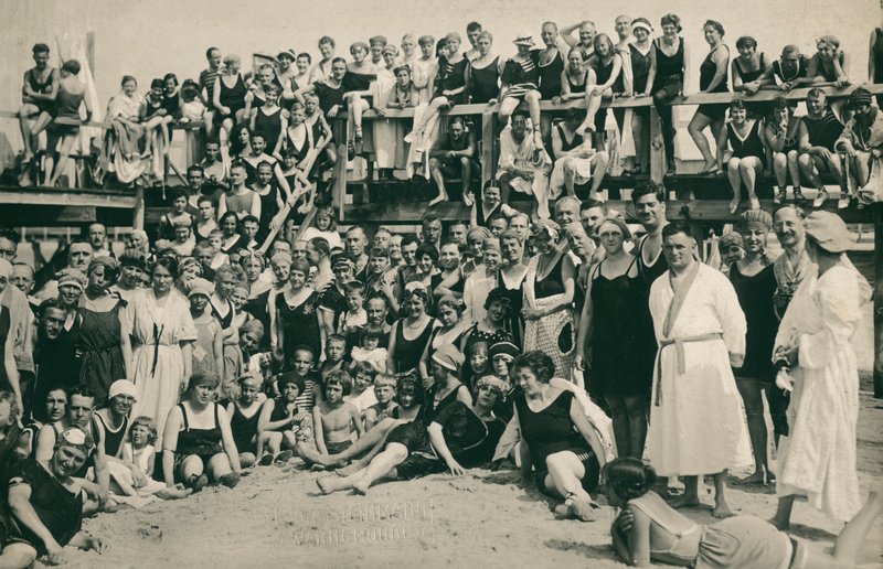 Große Gruppe von Menschen am Meer von European Photographer