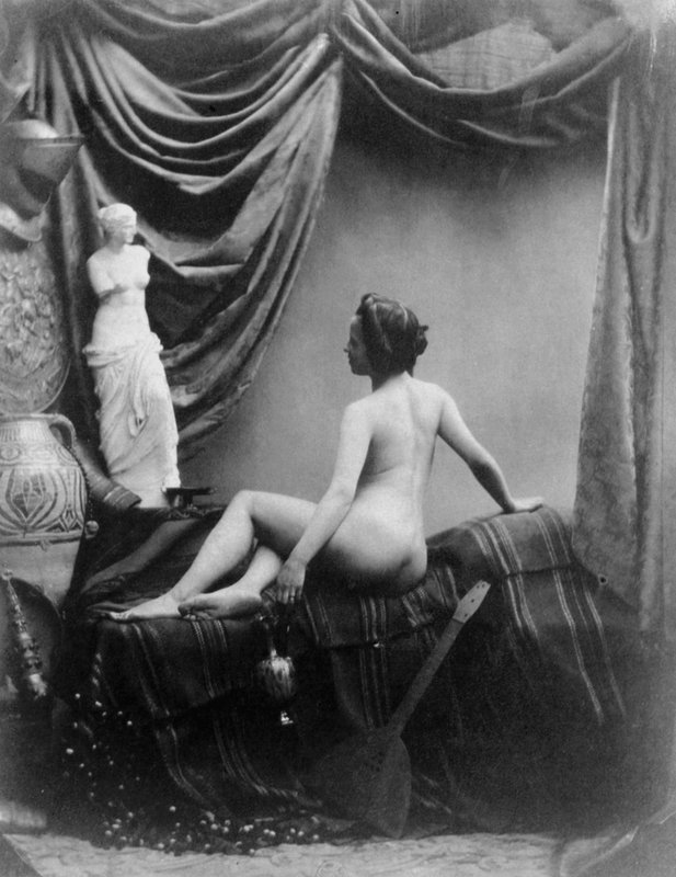 Nackte Dame bewundert die Figur der Venus von Milo von European Photographer