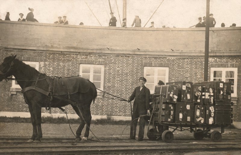 Gepäckträger mit einem pferdegezogenen Gepäckwagen an den Docks von European Photographer