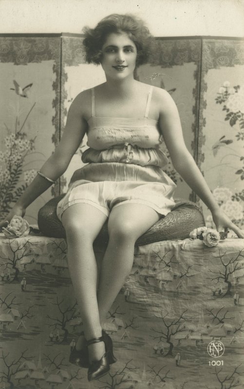 Porträt einer sitzenden Frau in Unterwäsche von European Photographer