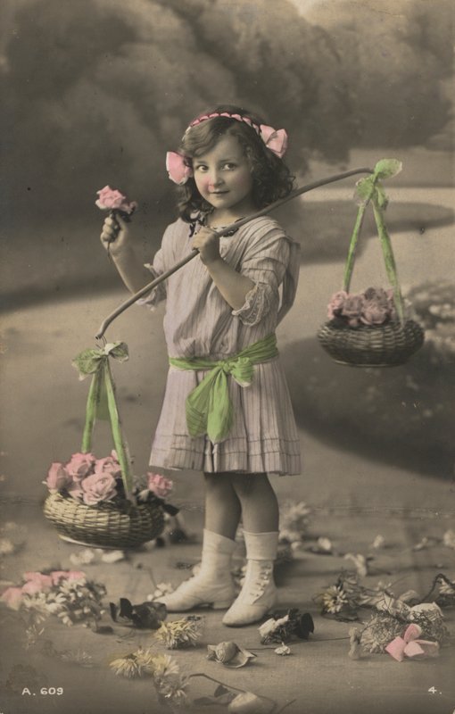 Porträt eines jungen Mädchens mit Blumenkörben (Foto) von European Photographer