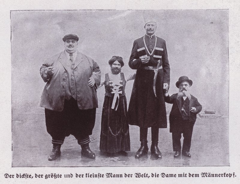 Die dicksten, größten und kleinsten Männer der Welt und eine bärtige Dame (s/w Foto) von European Photographer