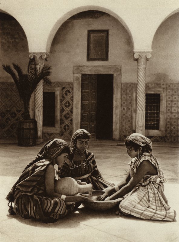 Tunis, Gruppe von Frauen in einem arabischen Haus von European Photographer