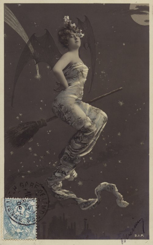 Eine junge Frau sitzt auf einem Besen und fliegt über Dächer von French Photographer