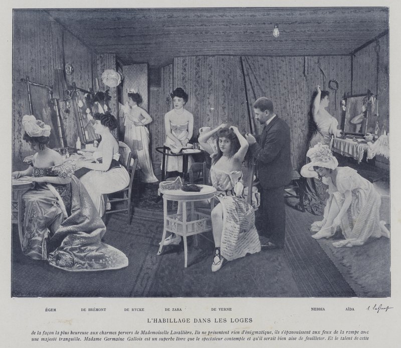 Schauspielerinnen in den Umkleideräumen des Théâtre des Variétés, Paris von French Photographer