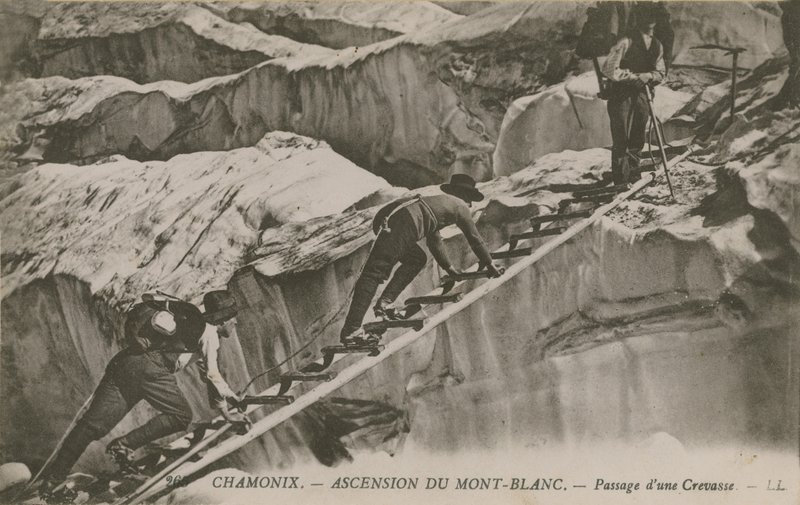 Chamonix - der Aufstieg des Mont Blanc. Kletterer überqueren eine Spalte von French Photographer