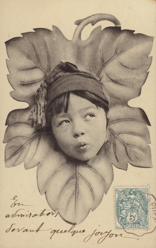 Gesicht eines kleinen Jungen im Zentrum eines Blattes (Fotokollage) von French Photographer