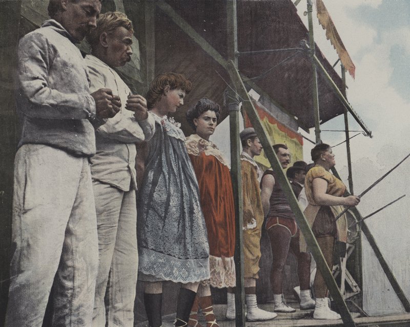 Jahrmarktunterhalter auf der Bühne (Farbfoto) von French Photographer