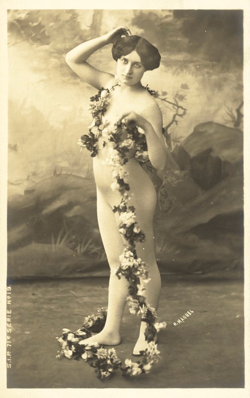 Mädchen im Body, das eine Blumengirlande hält von French Photographer