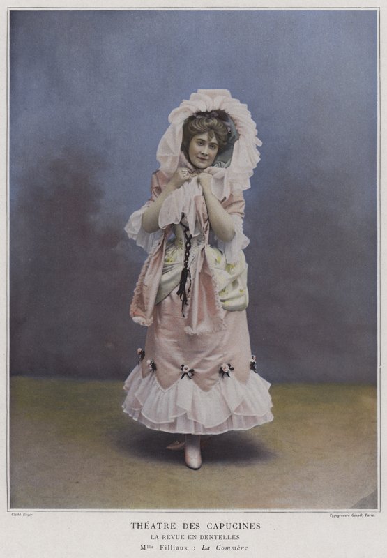 Mademoiselle Filliaux als La Commere in La Revue des Dentelles von French Photographer
