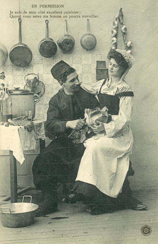 Dienstmädchen sitzt auf dem Schoß eines Mannes in der Küche von French Photographer