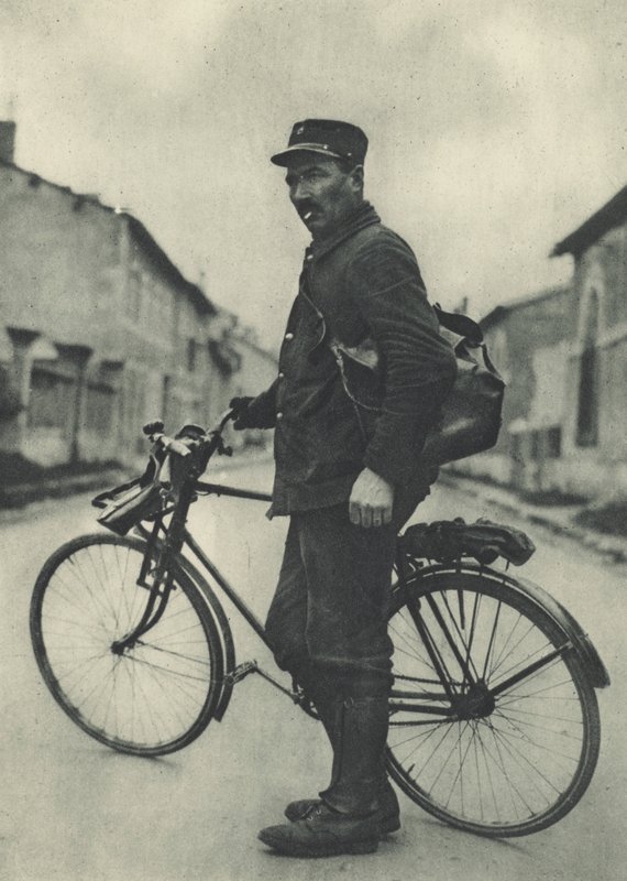 Dieser französische Postbote findet sein Fahrrad sehr nützlich von French Photographer