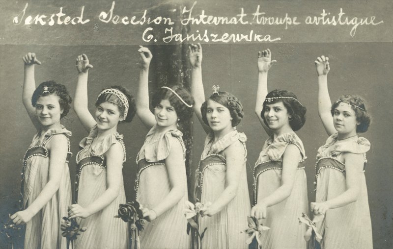 Truppe junger Tänzerinnen, lächelnd von French Photographer