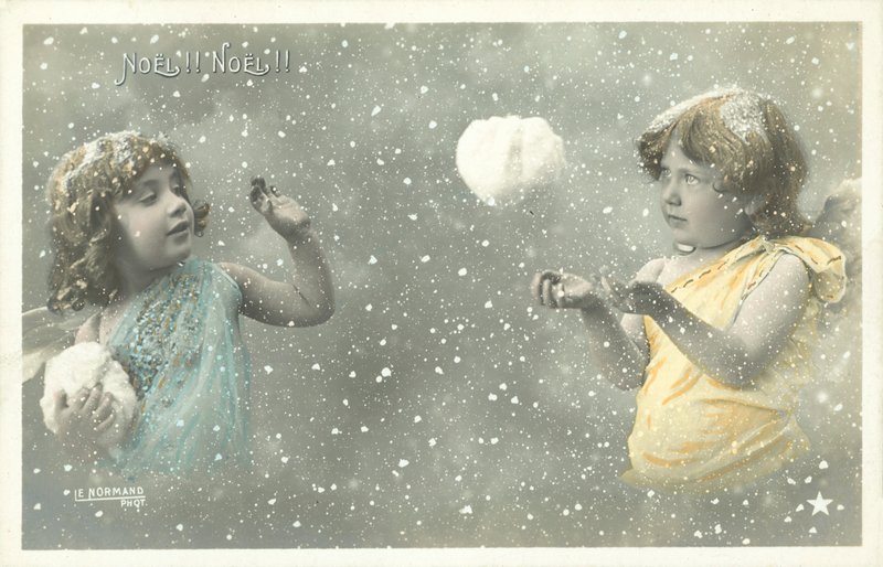 Zwei Mädchenengel werfen Schneebälle aufeinander von French Photographer
