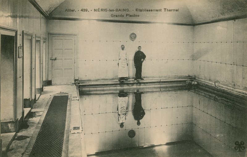 Zwei Männer stehen in den Thermalbädern in Neris les Bains in Frankreich. Postkarte gesendet im Jahr 1913 von French Photographer