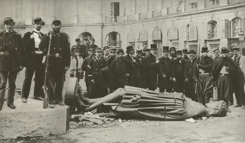Vendome-Säule nach dem Abriss am 16. Mai 1871 von French Photographer