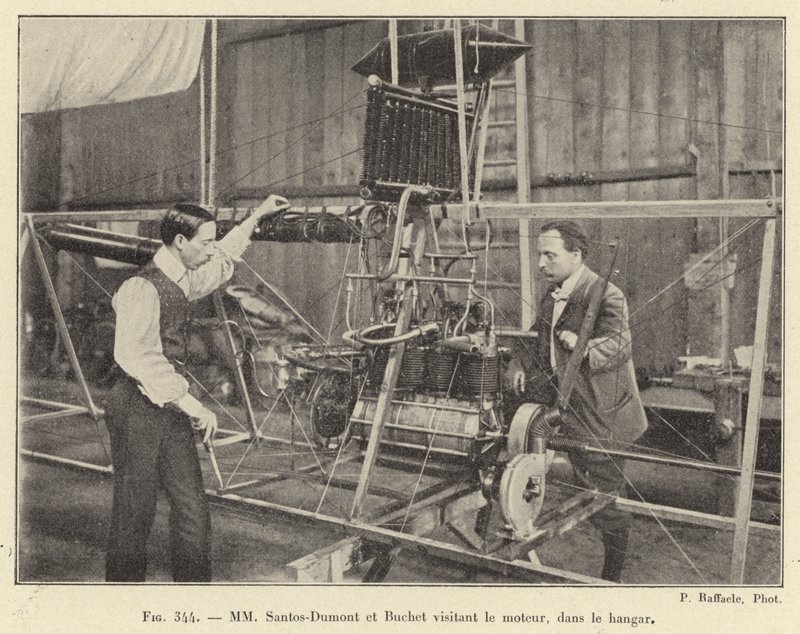 MM Santos-Dumont und Buchet besichtigen den Motor im Hangar von French School