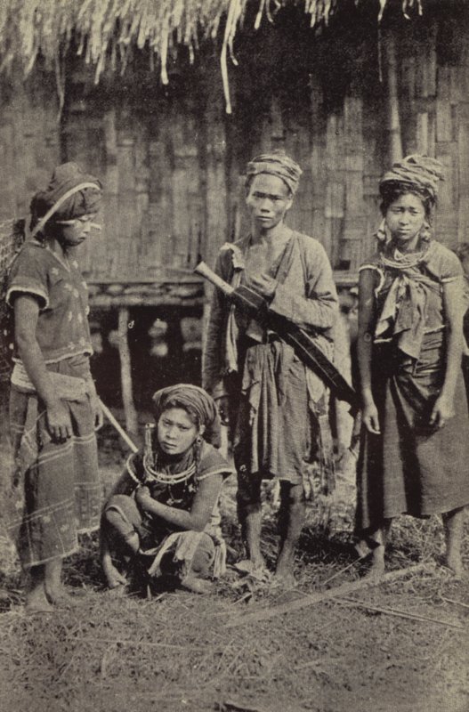 Burma: Ein Kachin-Mann mit dem charakteristischen Dah und drei Frauen von Georges Bertin Scott