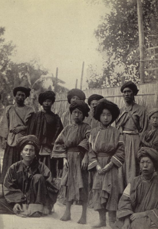 Burma: Eine Gruppe von Lihsaw-Männern und -Frauen von Georges Bertin Scott