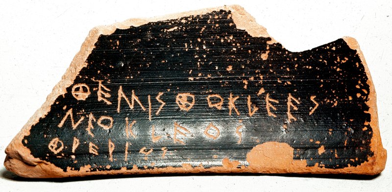 Ostrakon (oder Ostracon) (Plural: Ostraka), Tonscherben, die whrend der  Ostrakismusverfahren im antiken Griechenland als Stimmzettel dienten. 480  v. Chr. Athen. Agora-Museum