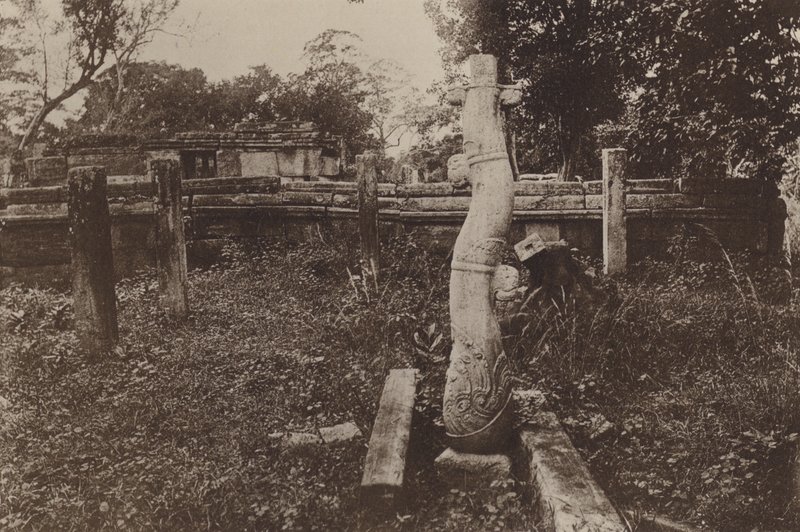 Ruinenstädte von Ceylon: Kuriose Runde Säule und Ruinen von Henry W. Cave
