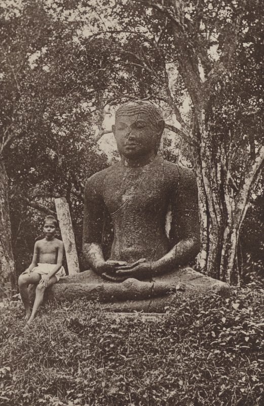 Ruinenstädte von Ceylon: Monolithische Buddha-Statue von Henry W. Cave