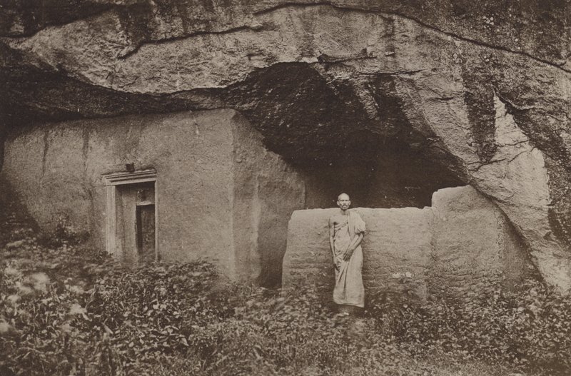 Ruinenstädte von Ceylon: Überreste von Felswohnungen in Mihintale von Henry W. Cave
