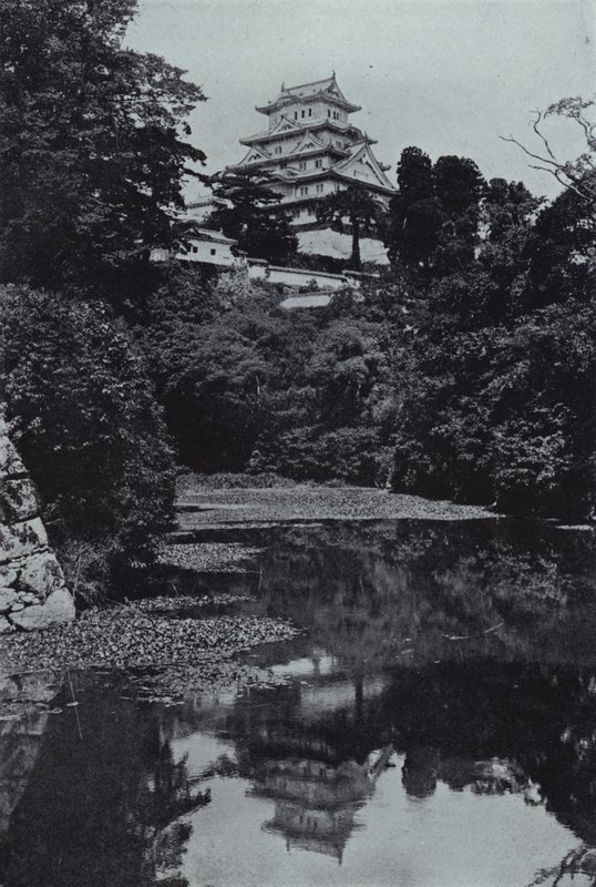 Eine feudale Burg, vom Graben aus von Herbert Ponting