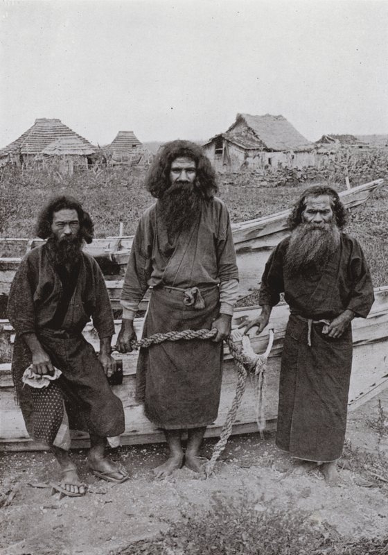 Happukonno, der Jäger (in der Mitte), und zwei Ainu-Fischer von Herbert Ponting
