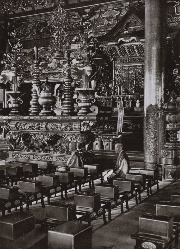 Innenraum eines buddhistischen Tempels von Herbert Ponting