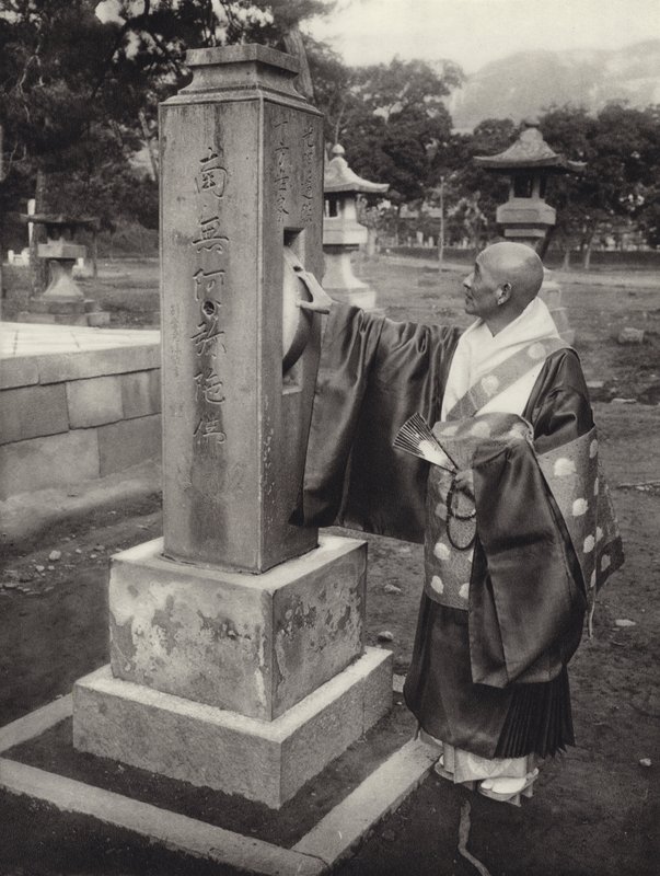 Japan in den 1920er Jahren: Gebetsmühle und buddhistischer Priester von Herbert Ponting