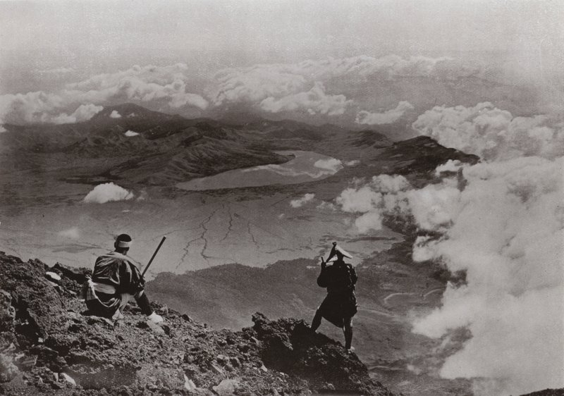 Zwei Meilen über den Wolken, "Drei-Tage-Mond"-See vom Gipfel des Fuji von Herbert Ponting
