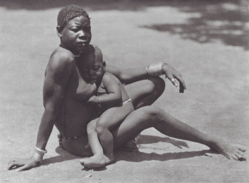 Afrika: Östlicher Djur, Mutter und Kind von Hugo Adolf Bernatzik