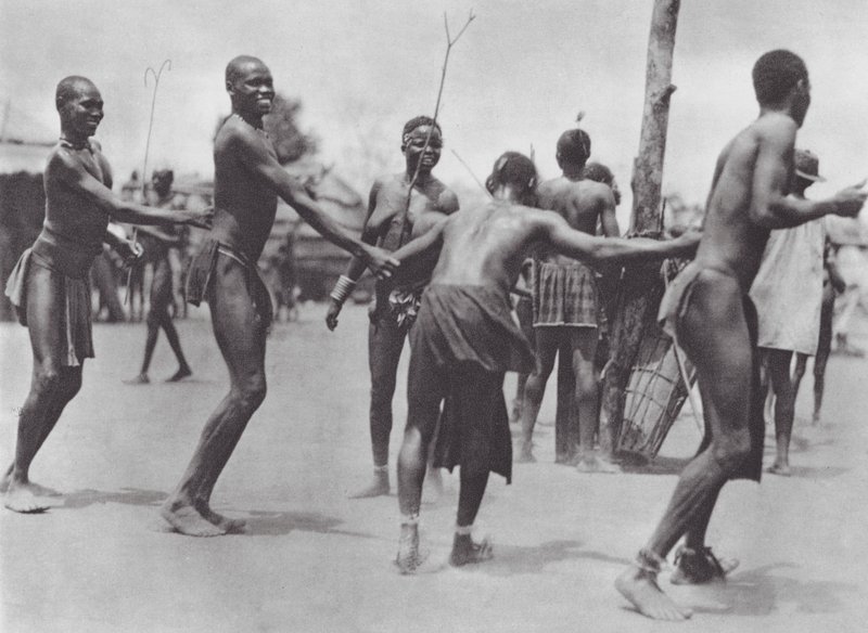 Afrika: Moru-Rundtanz von Hugo Adolf Bernatzik